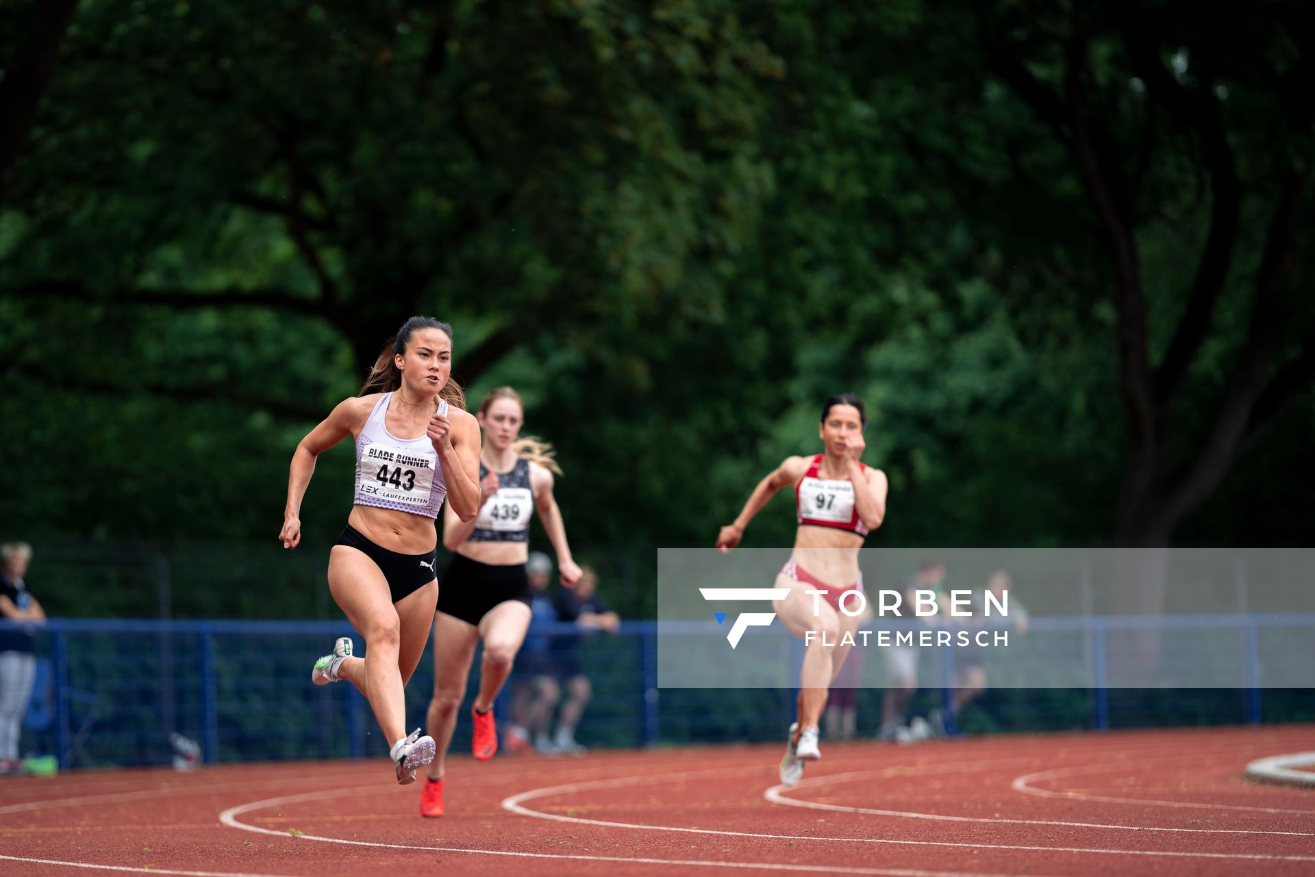 Anna Semler (LC Paderborn) ueber 200m am 14.05.2022 beim Nationalen Leichtathletik-Meeting im Erika-Fisch-Stadion in Hannover